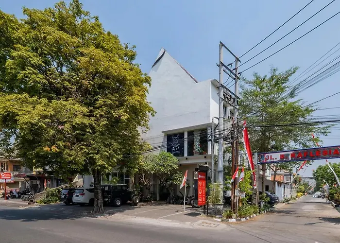 RedDoorz Premium @ Jalan Cengkeh Malang Hotel